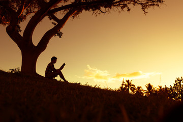 乒乓球拍为什么有腥味