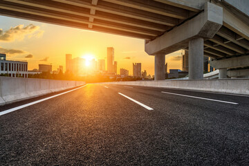 乒乓球旋球怎么接和发？